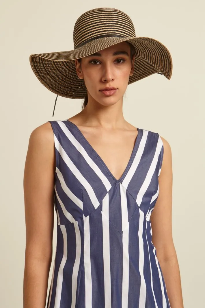 Cappello ampio con cordino