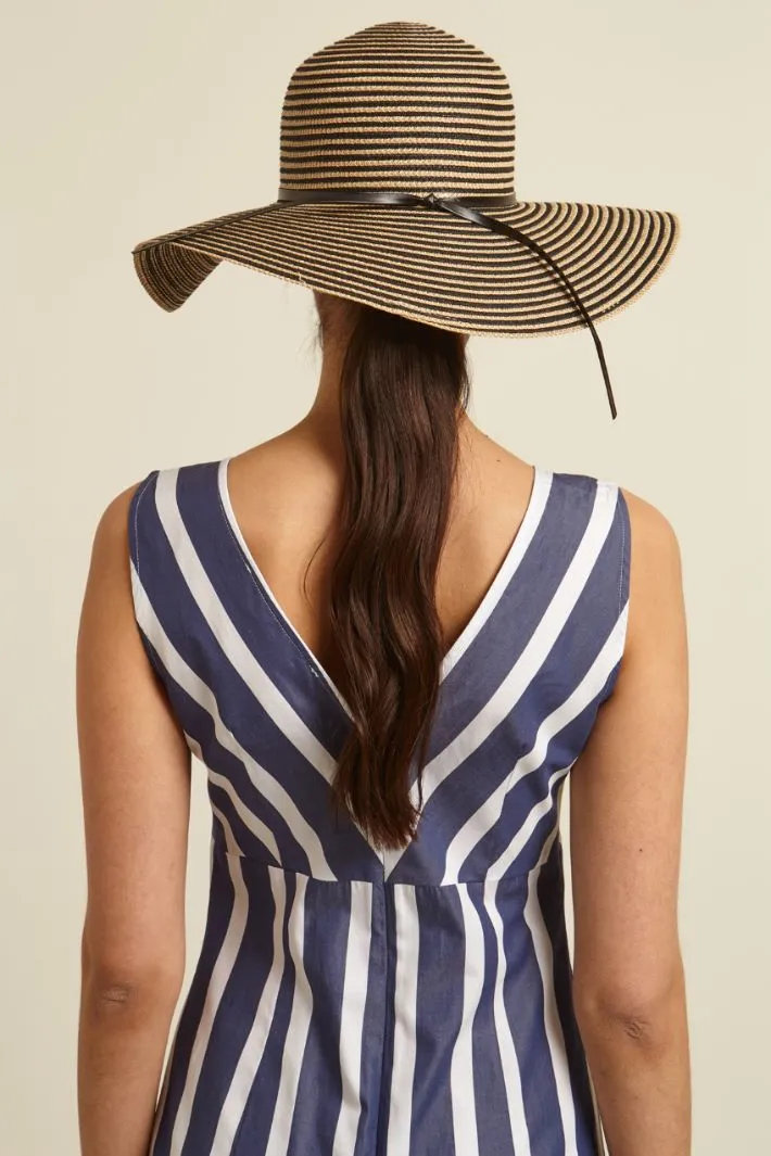 Cappello ampio con cordino
