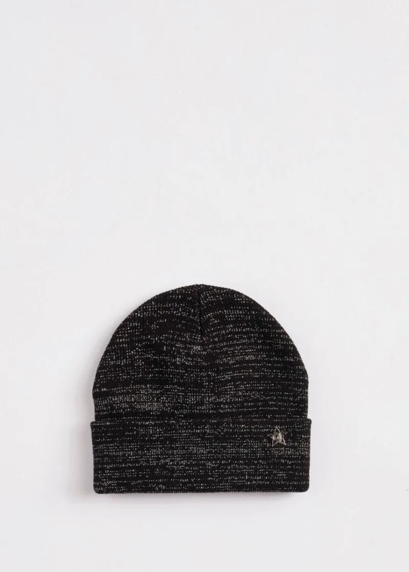 Cappello con placchetta logata