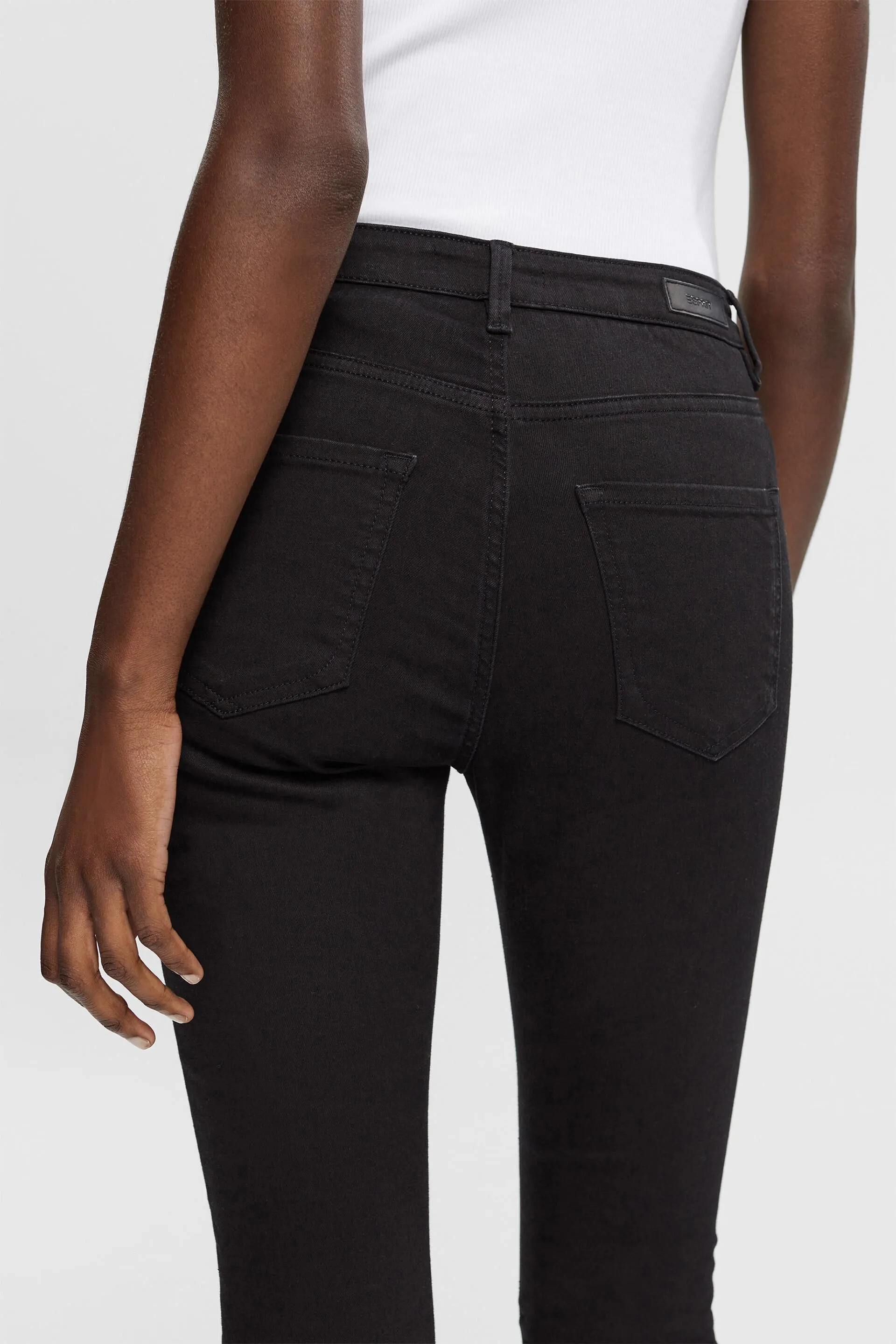In materiale riciclato: jeans modellanti con cotone biologico