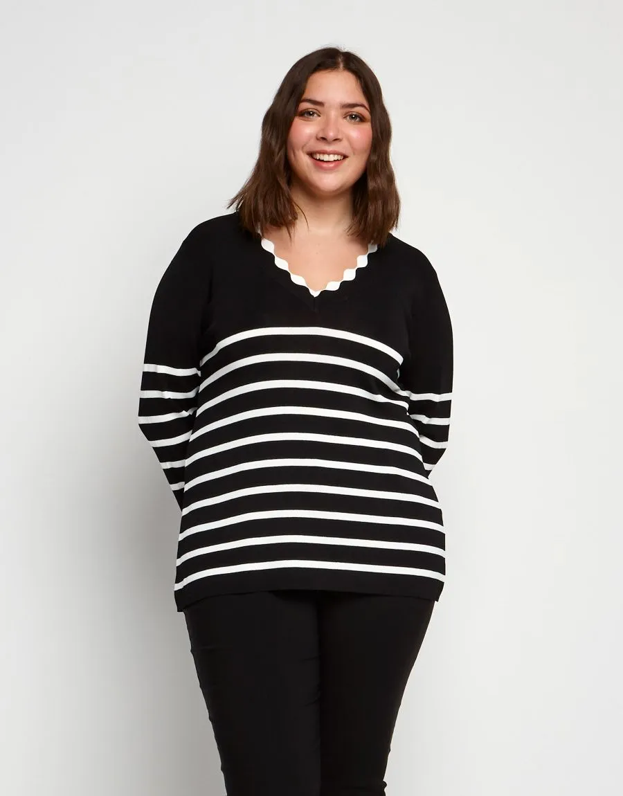 Maglia a righe con scollo ad ondine
