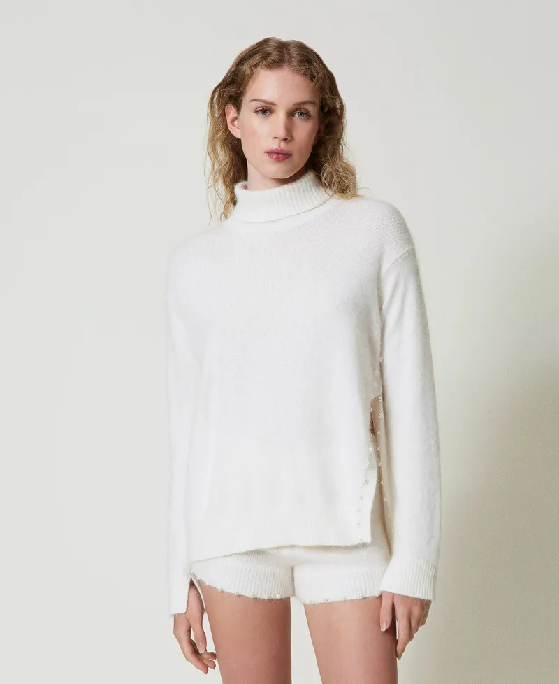 Maglia dolcevita in misto angora con perle