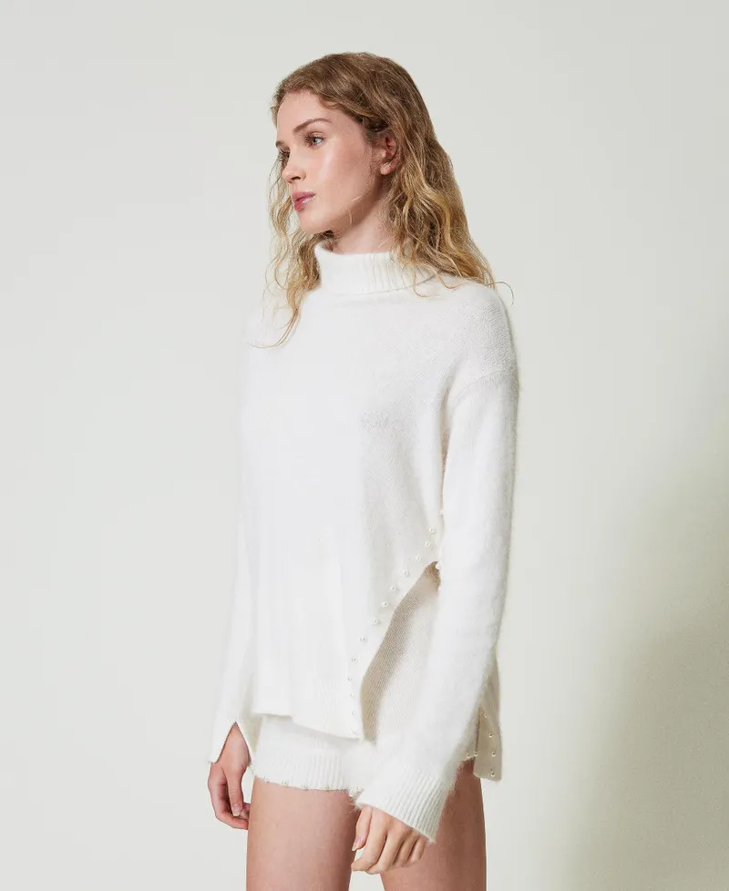 Maglia dolcevita in misto angora con perle