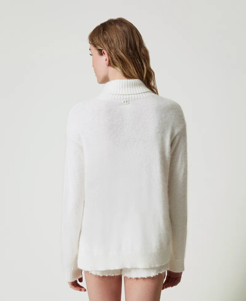 Maglia dolcevita in misto angora con perle