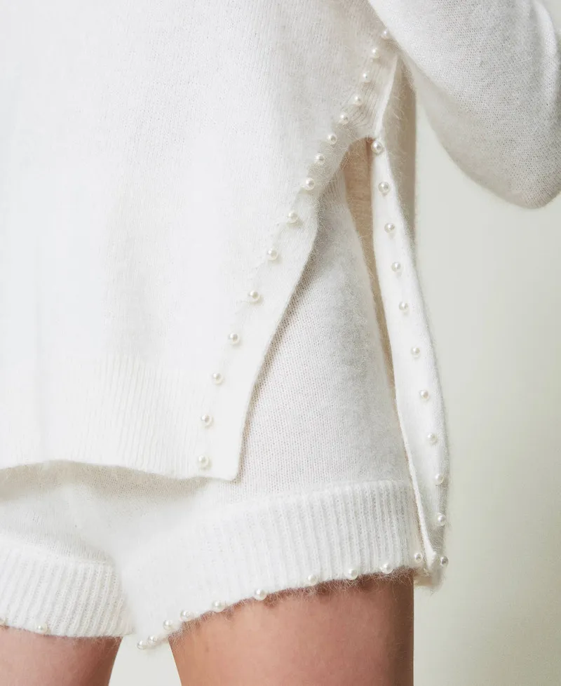 Maglia dolcevita in misto angora con perle