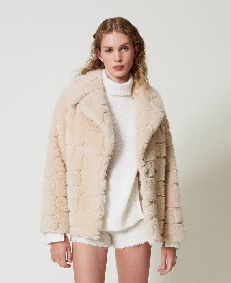 Maglia dolcevita in misto angora con perle