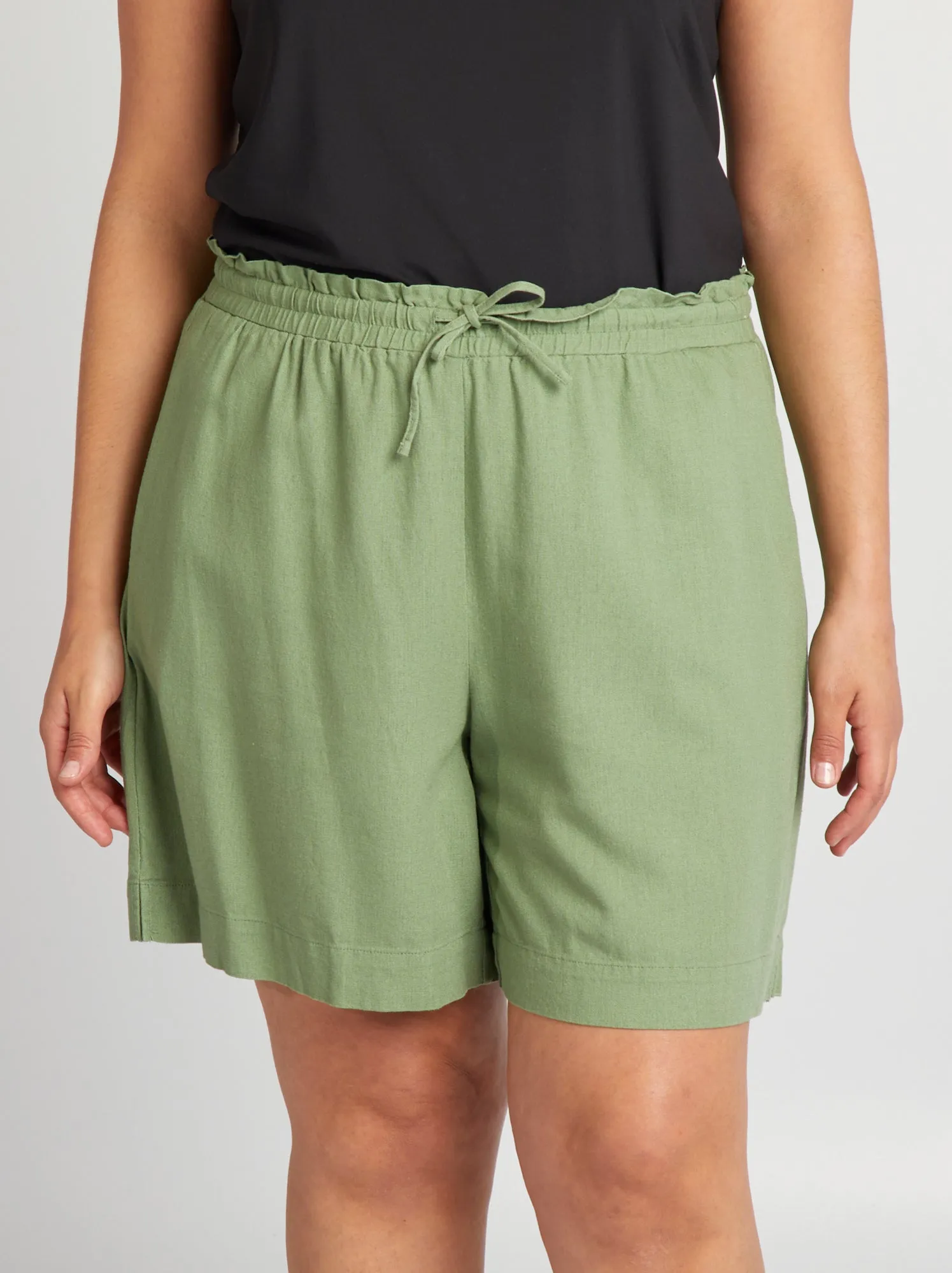 Shorts morbidi in misto lino 'Vero Moda Curve' - VERDE