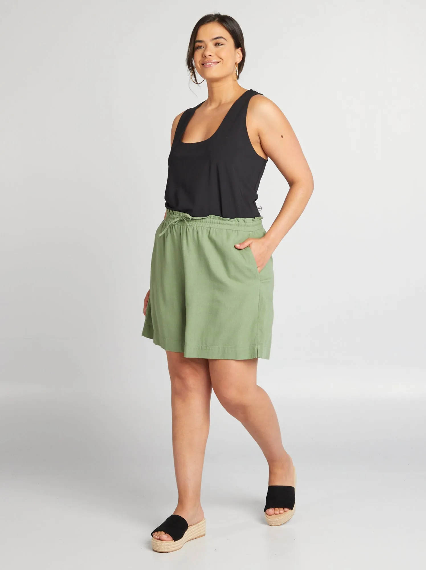Shorts morbidi in misto lino 'Vero Moda Curve' - VERDE