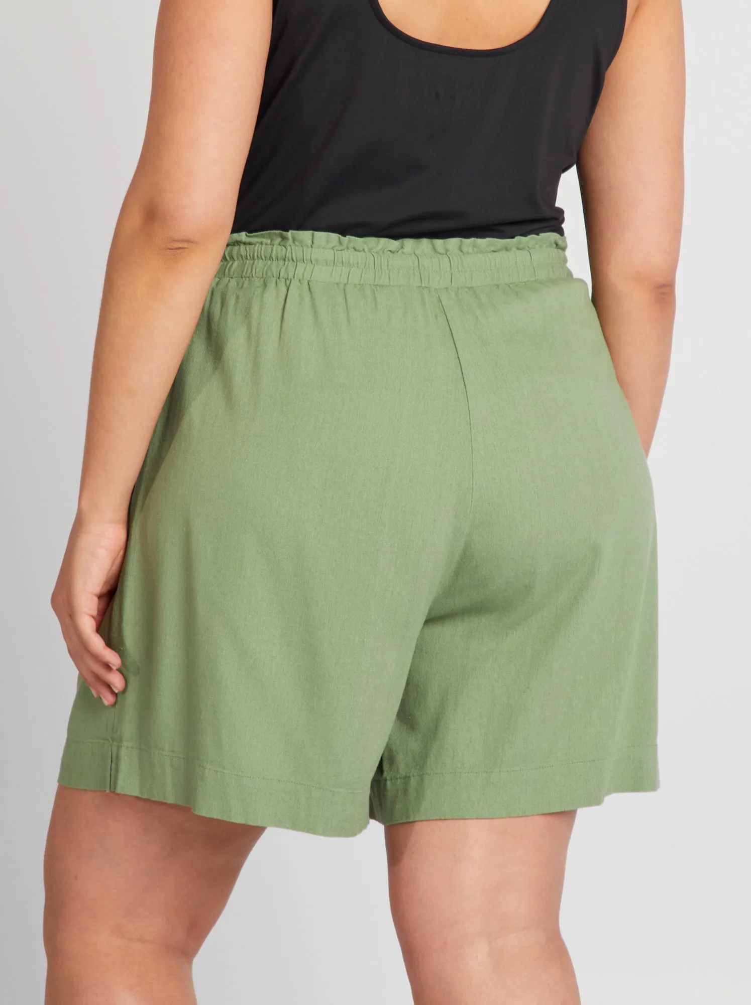 Shorts morbidi in misto lino 'Vero Moda Curve' - VERDE