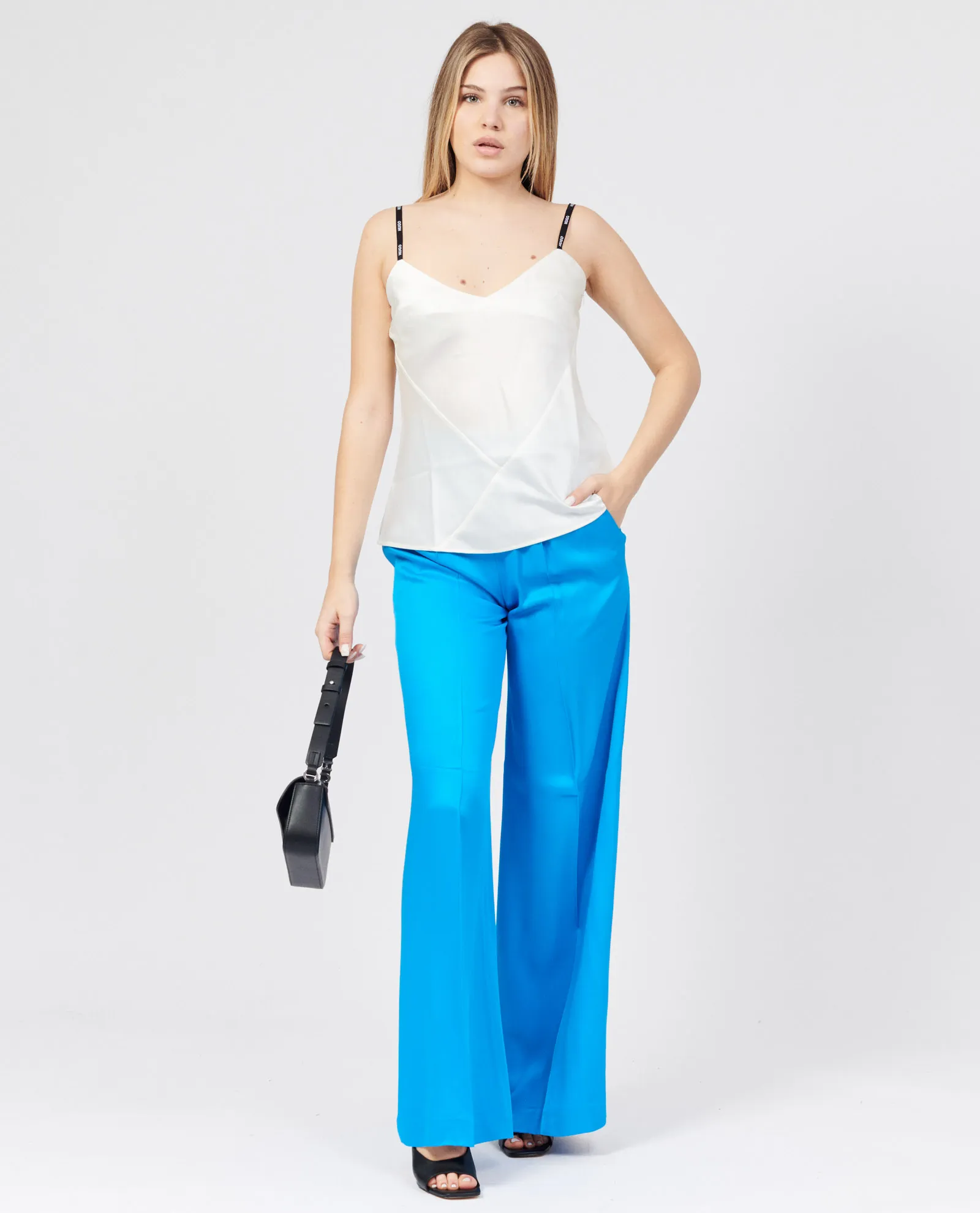 Top Casrina in satin con spalline logate