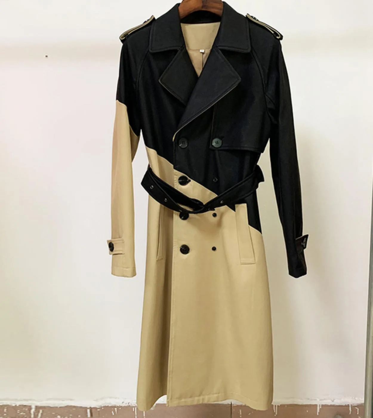 Trench lungo kaki donna nuovo autunno inverno cintura asimmetrica in pelle pu cuciture giacca a vento lunga alta Qua