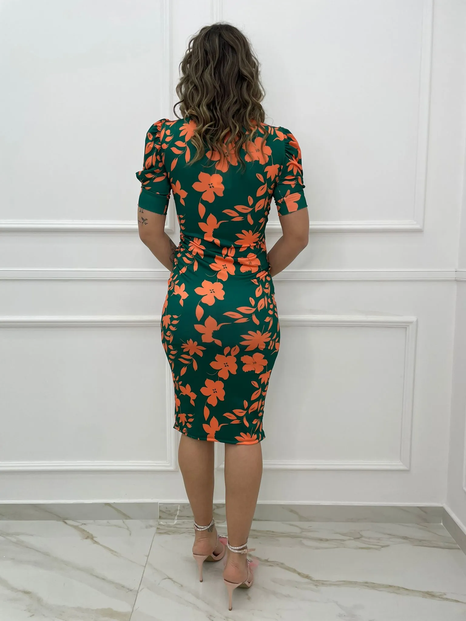 Vestito midi con maniche a sbuffo e nodo avanti