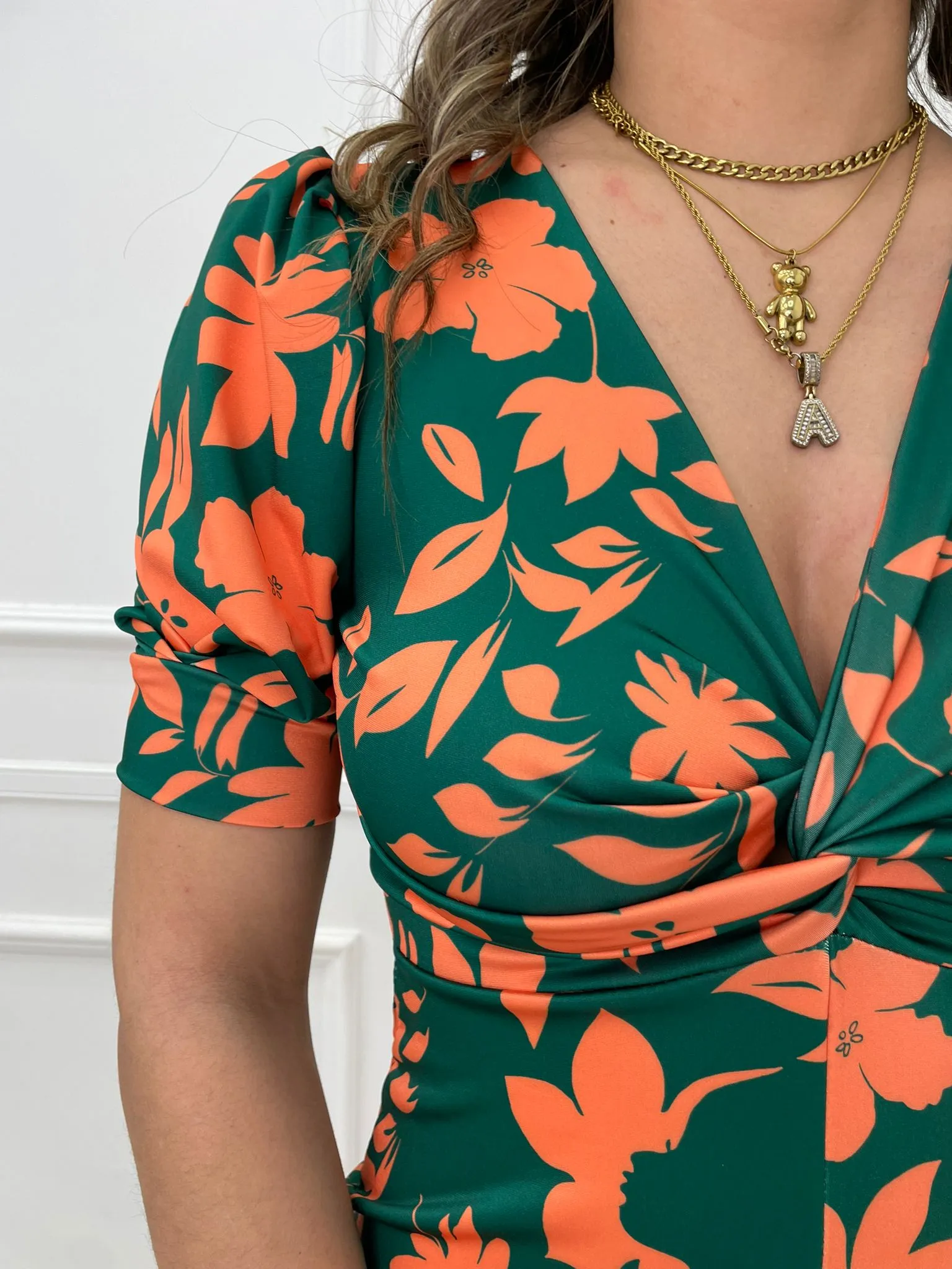Vestito midi con maniche a sbuffo e nodo avanti