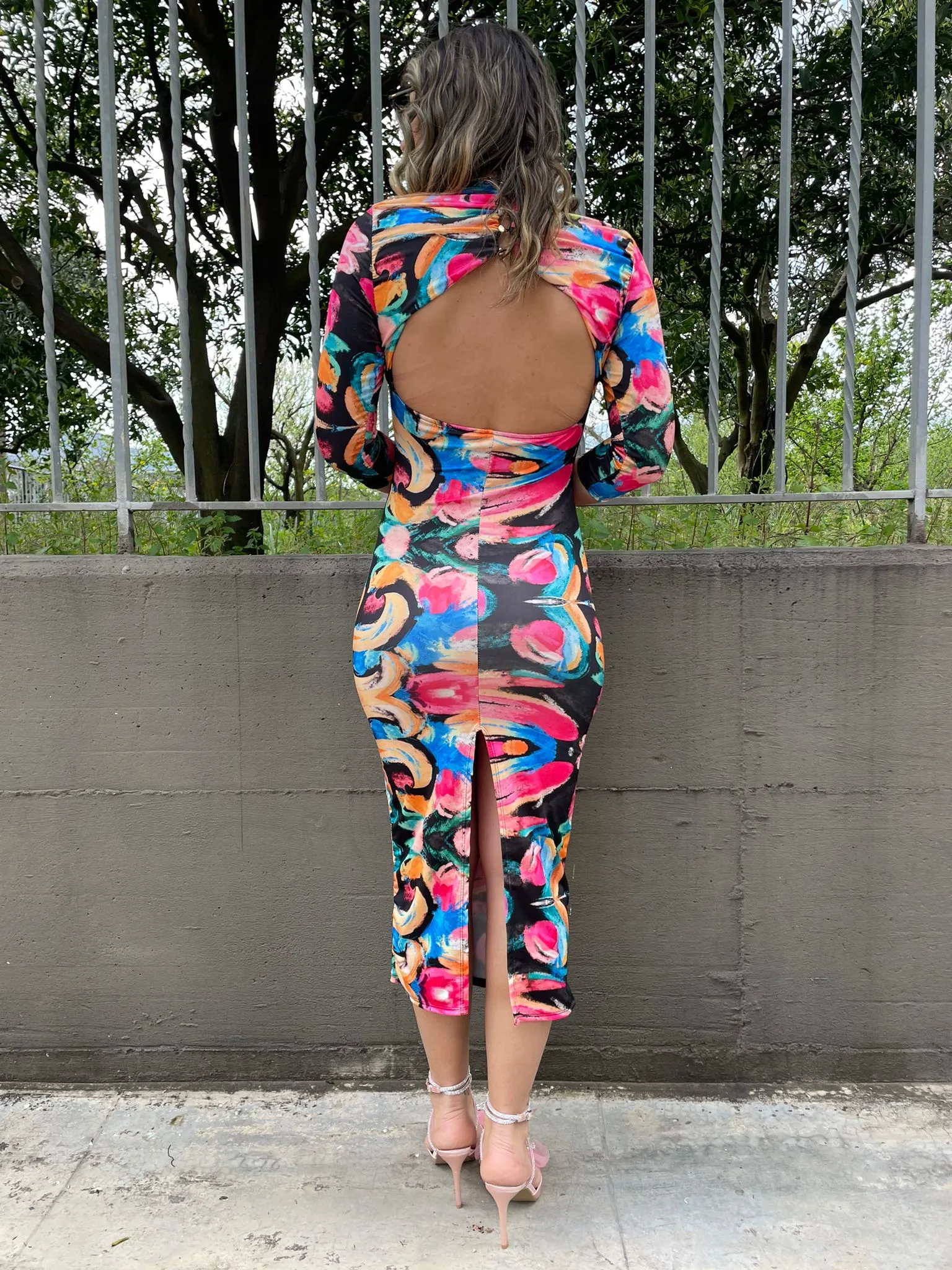Vestito midi con schiena scoperta e spacco dietro