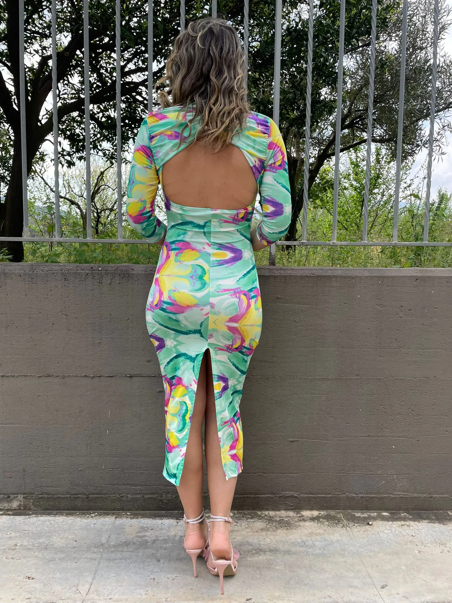 Vestito midi con schiena scoperta e spacco dietro