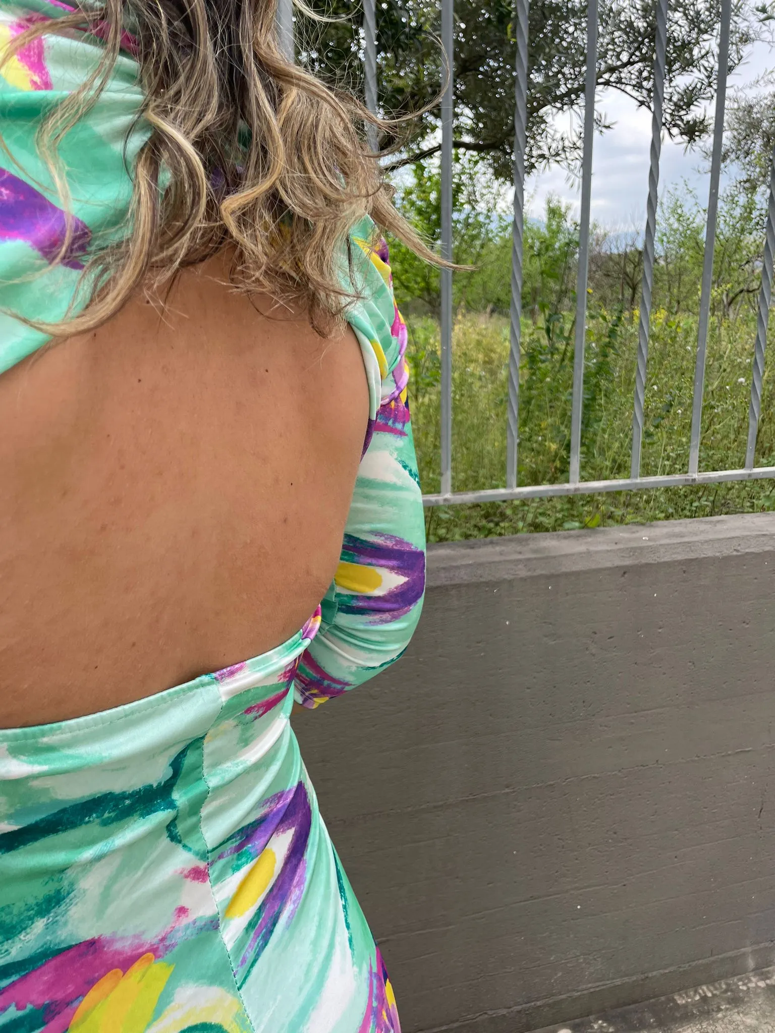 Vestito midi con schiena scoperta e spacco dietro