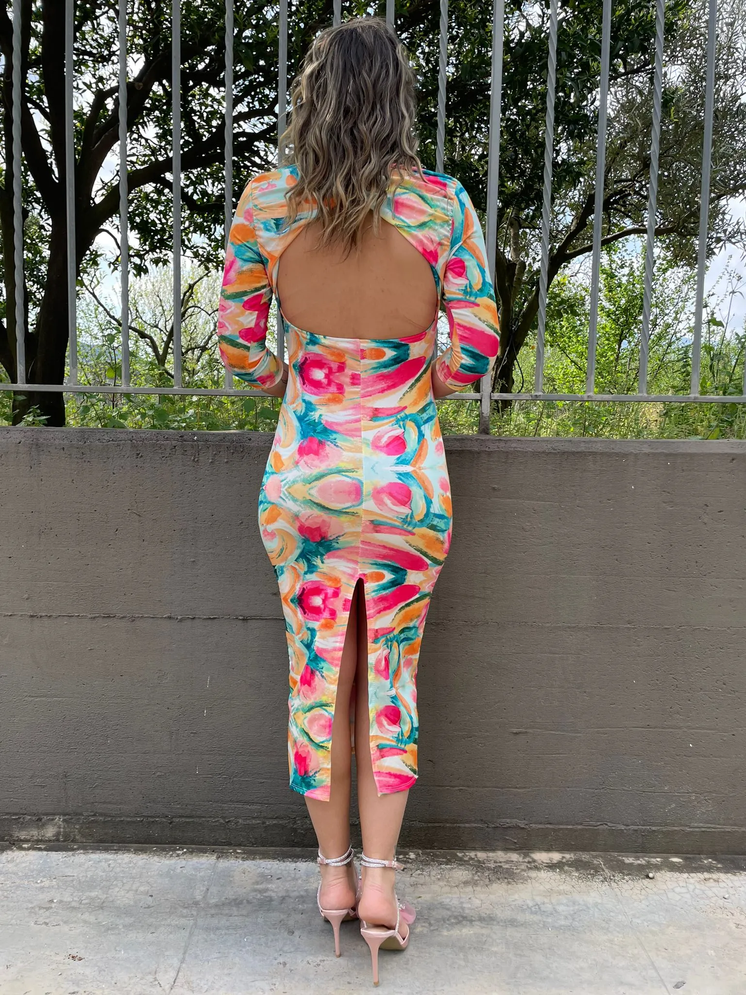 Vestito midi con schiena scoperta e spacco dietro