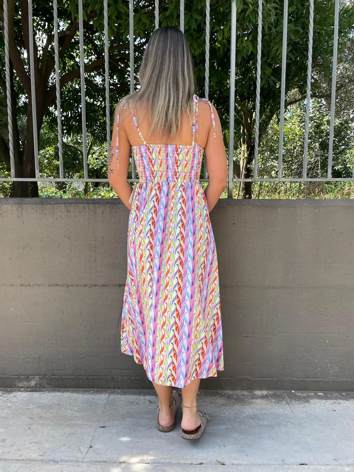 Vestito midi fantasia onde con laccetti alle spalle