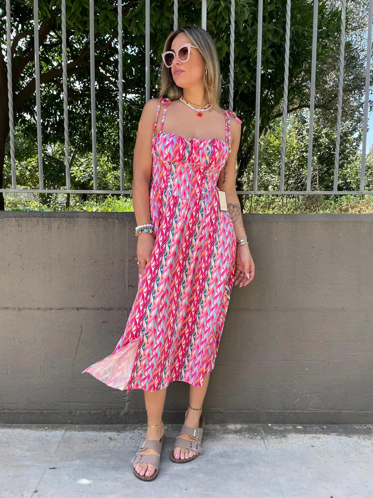 Vestito midi fantasia onde con laccetti alle spalle
