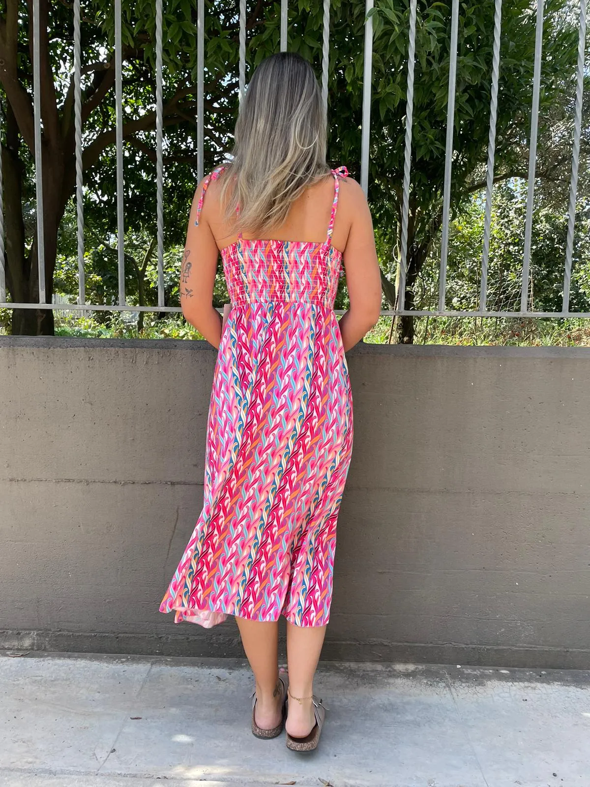 Vestito midi fantasia onde con laccetti alle spalle
