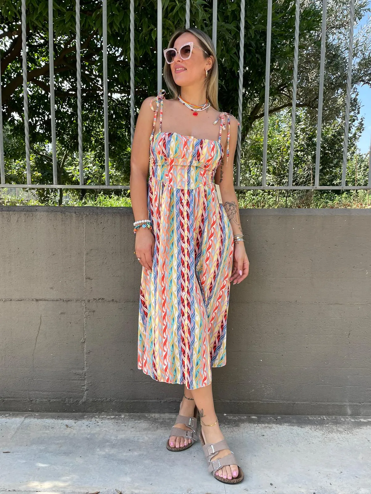 Vestito midi fantasia onde con laccetti alle spalle