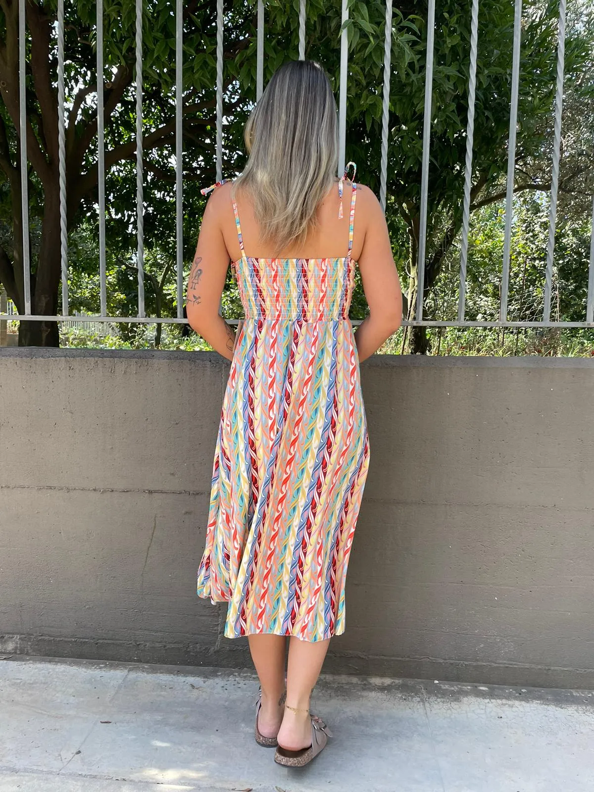 Vestito midi fantasia onde con laccetti alle spalle
