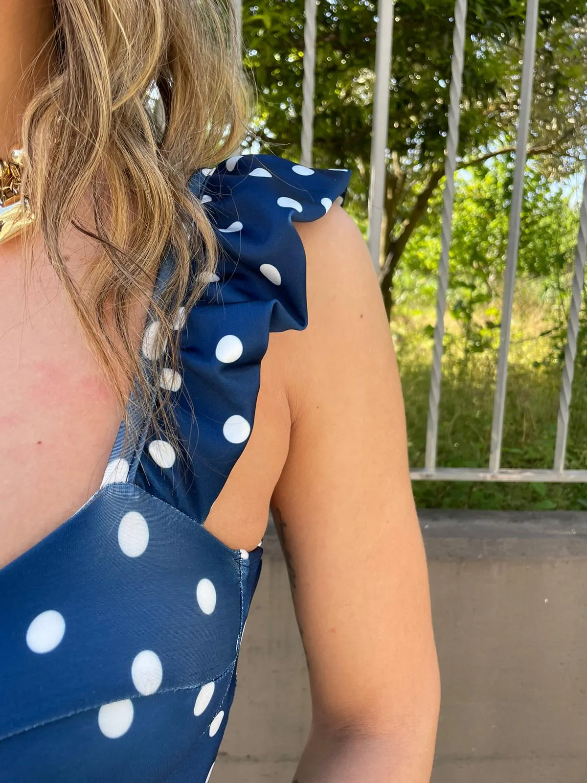 Vestito midi fantasia pois con rouches alle maniche