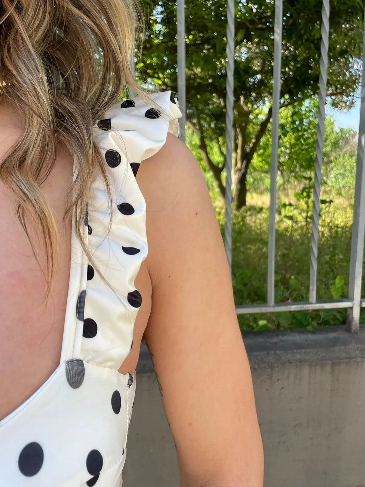Vestito midi fantasia pois con rouches alle maniche