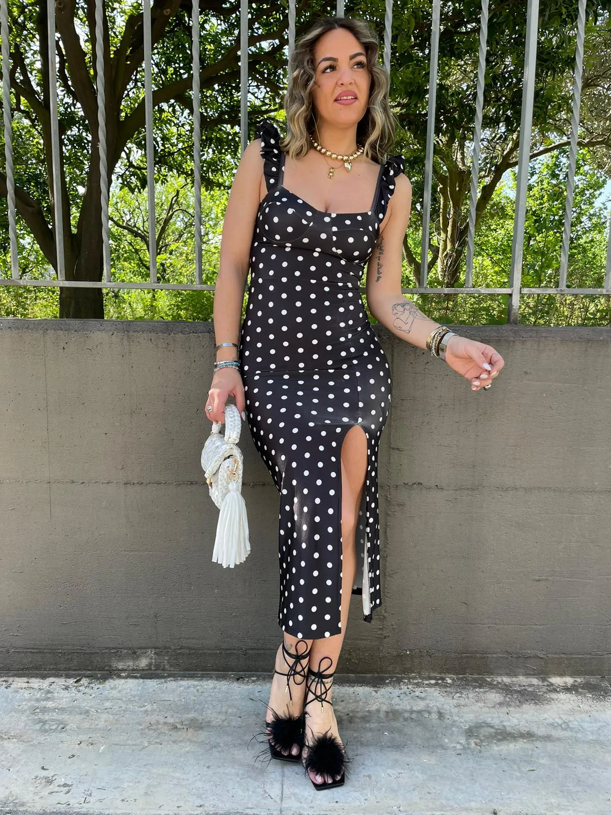 Vestito midi fantasia pois con rouches alle maniche