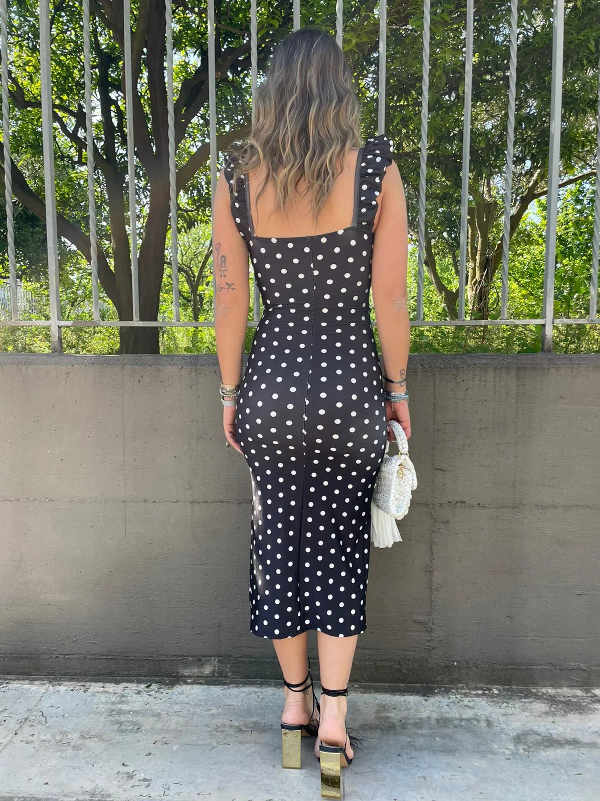Vestito midi fantasia pois con rouches alle maniche