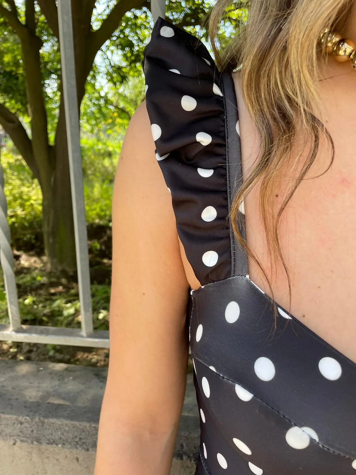 Vestito midi fantasia pois con rouches alle maniche