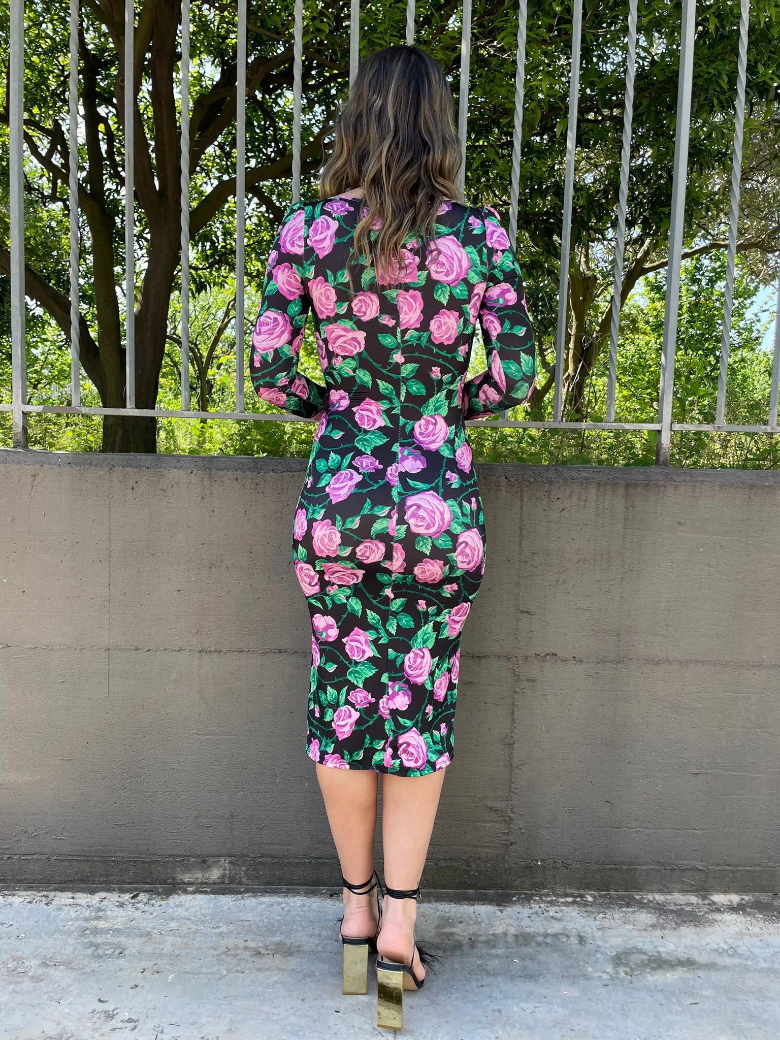 Vestito midi fantasia rose con scollo a cuore