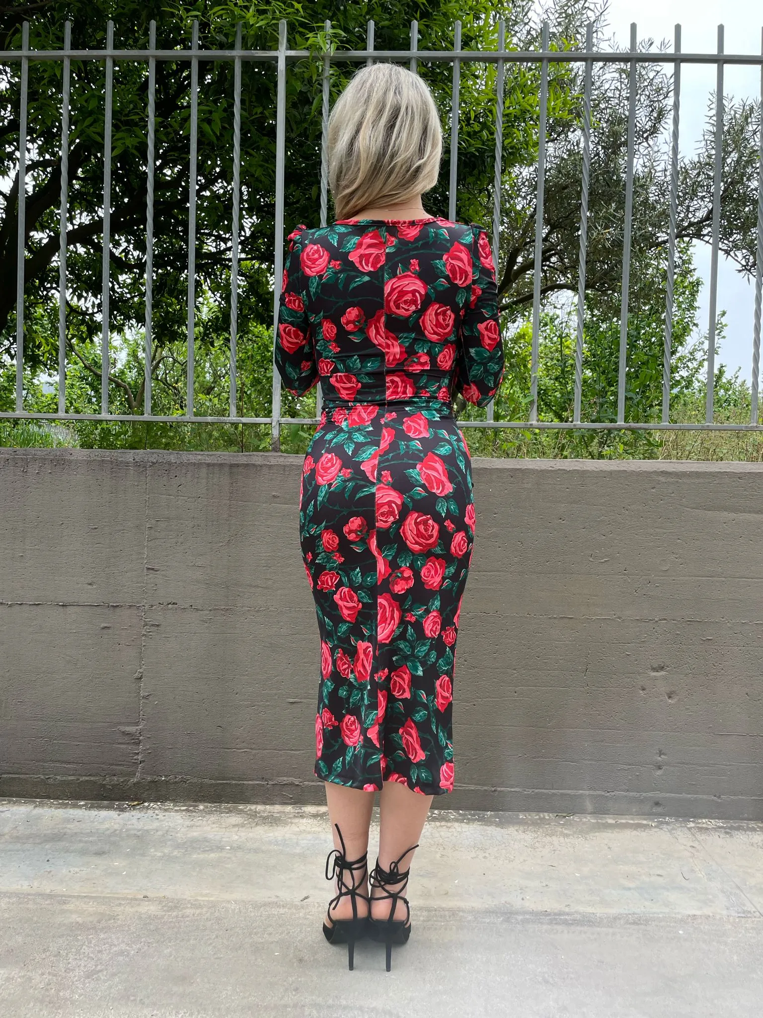 Vestito midi fantasia rose con scollo a cuore
