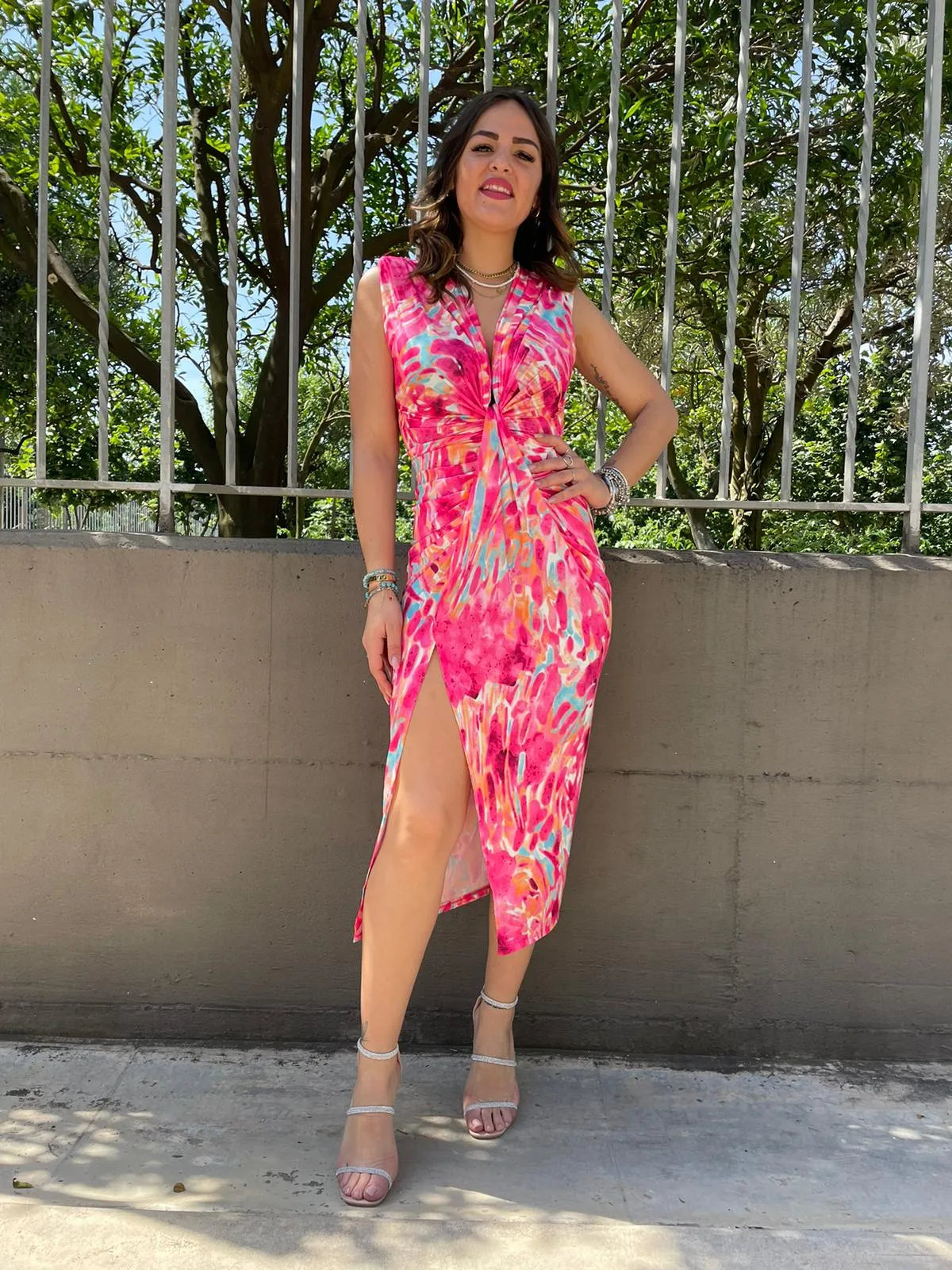 Vestito midi fantasia sfumata con nodo avanti