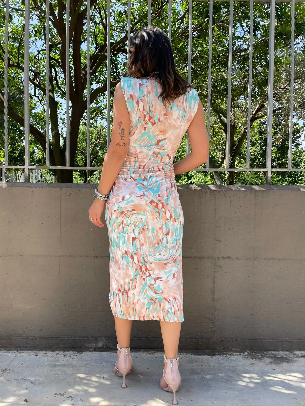 Vestito midi fantasia sfumata con nodo avanti