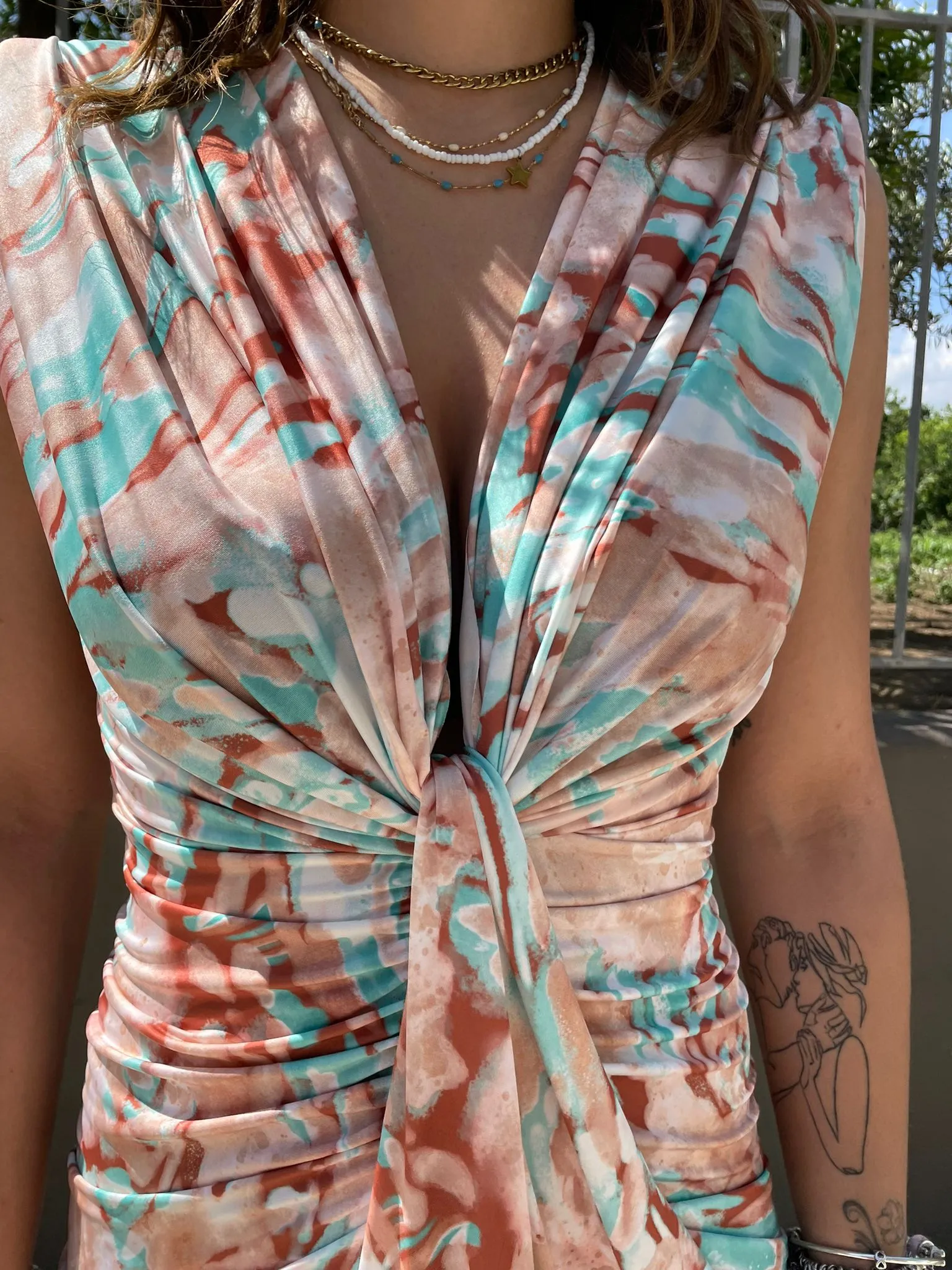 Vestito midi fantasia sfumata con nodo avanti