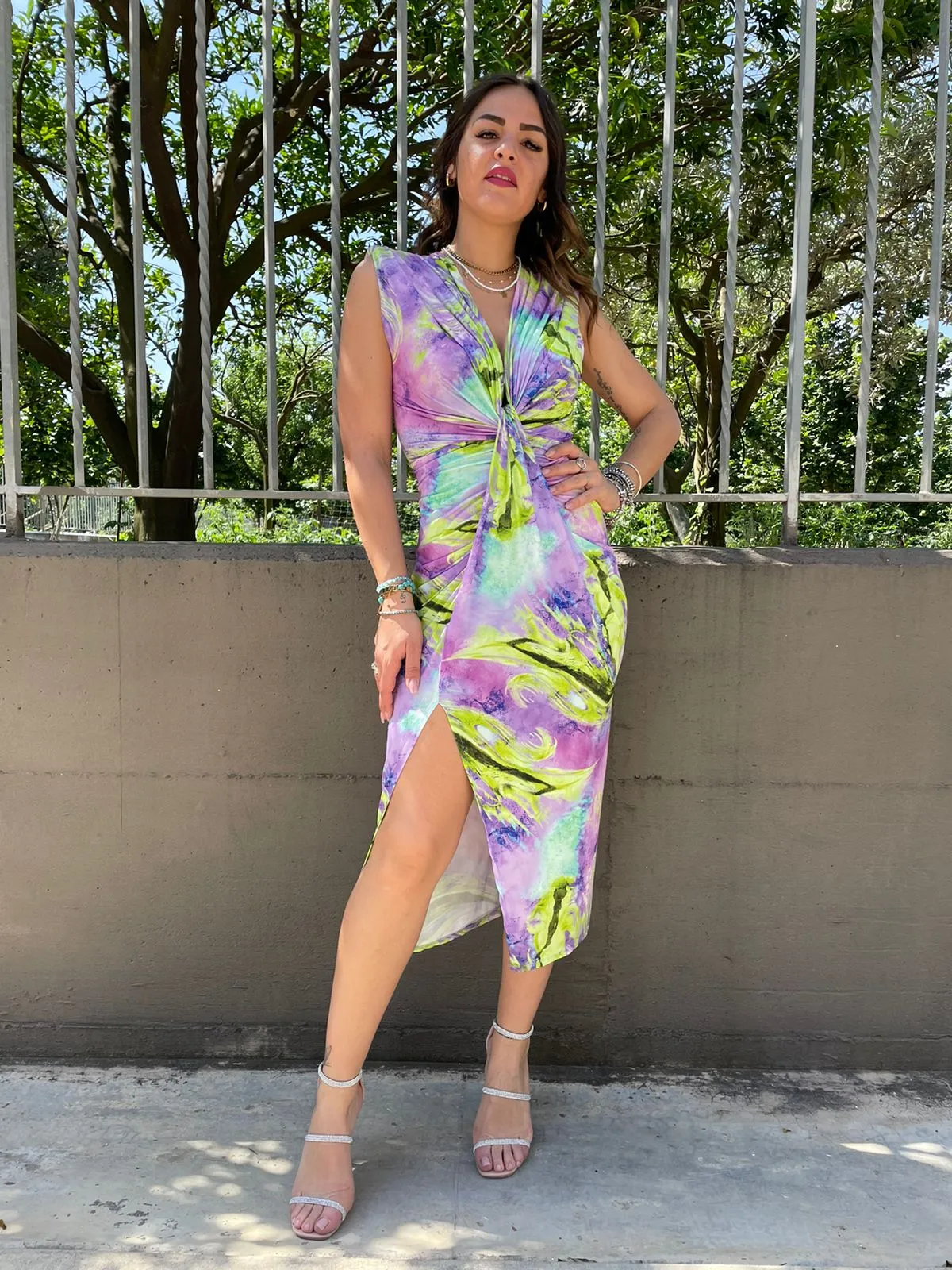 Vestito midi fantasia sfumata con nodo avanti