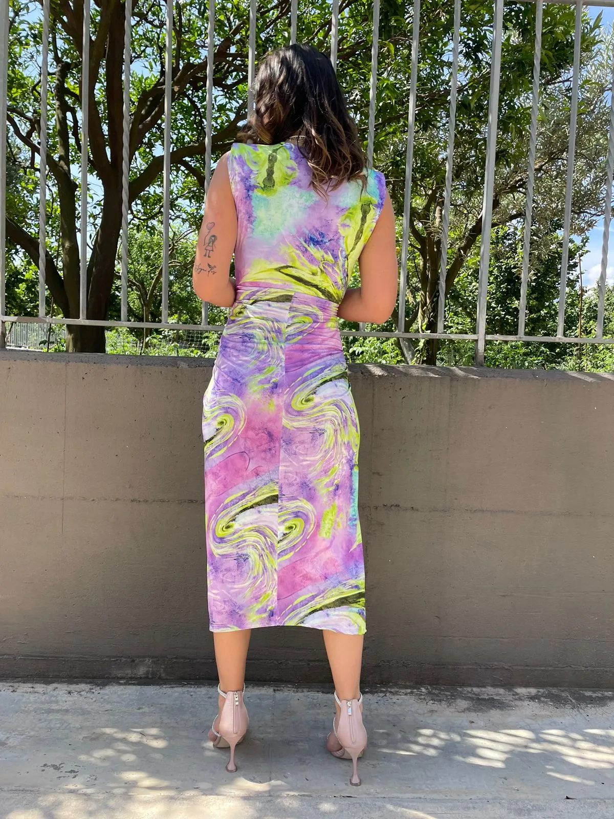 Vestito midi fantasia sfumata con nodo avanti