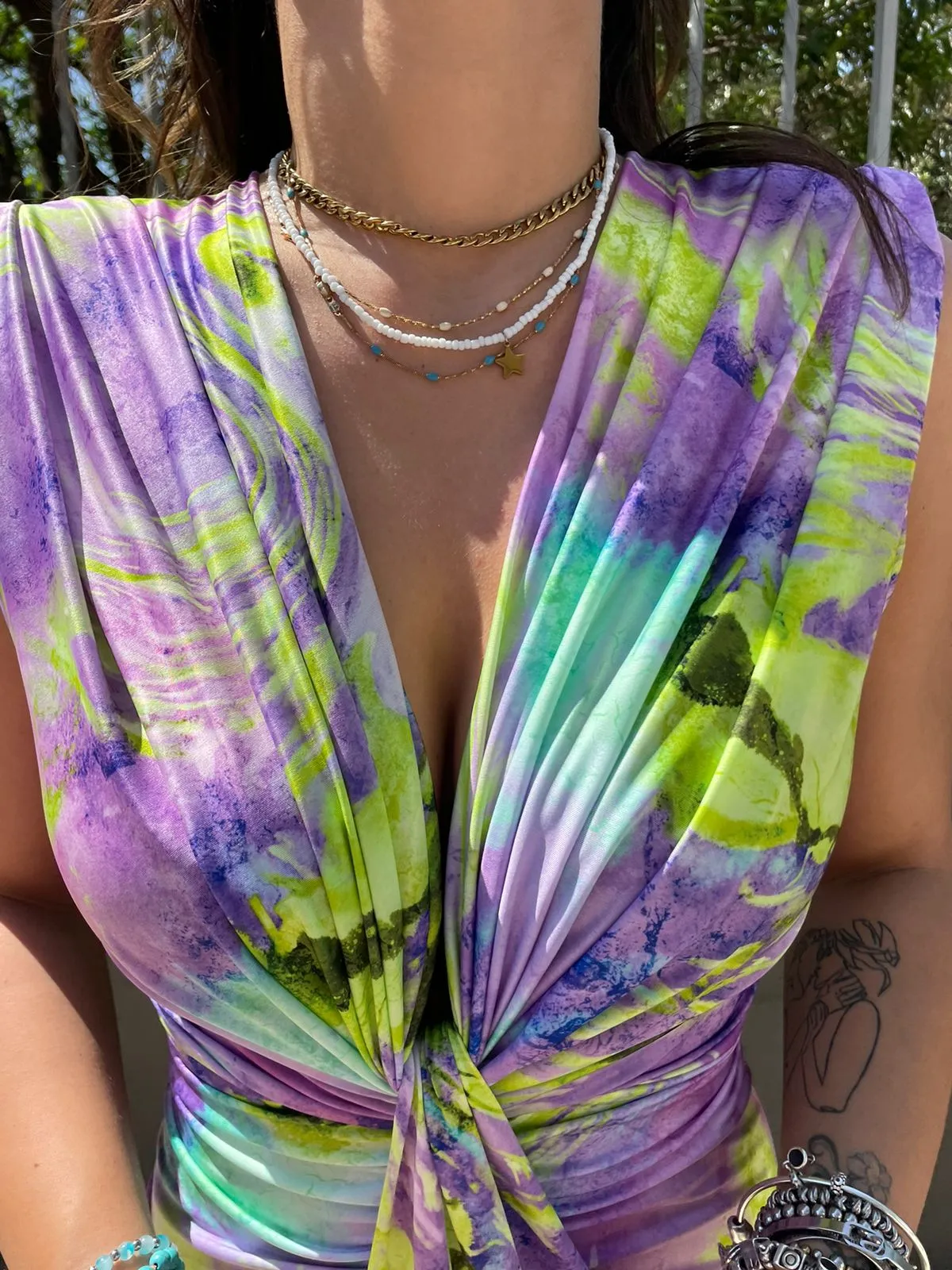 Vestito midi fantasia sfumata con nodo avanti