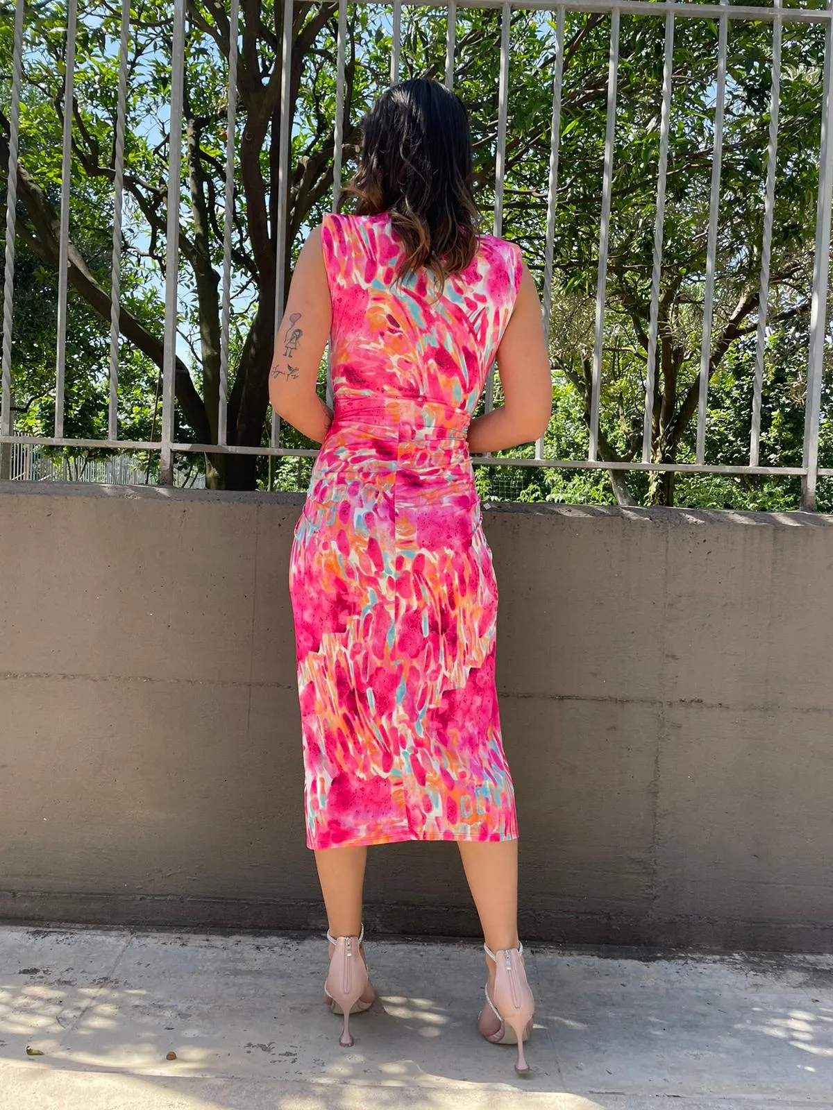 Vestito midi fantasia sfumata con nodo avanti