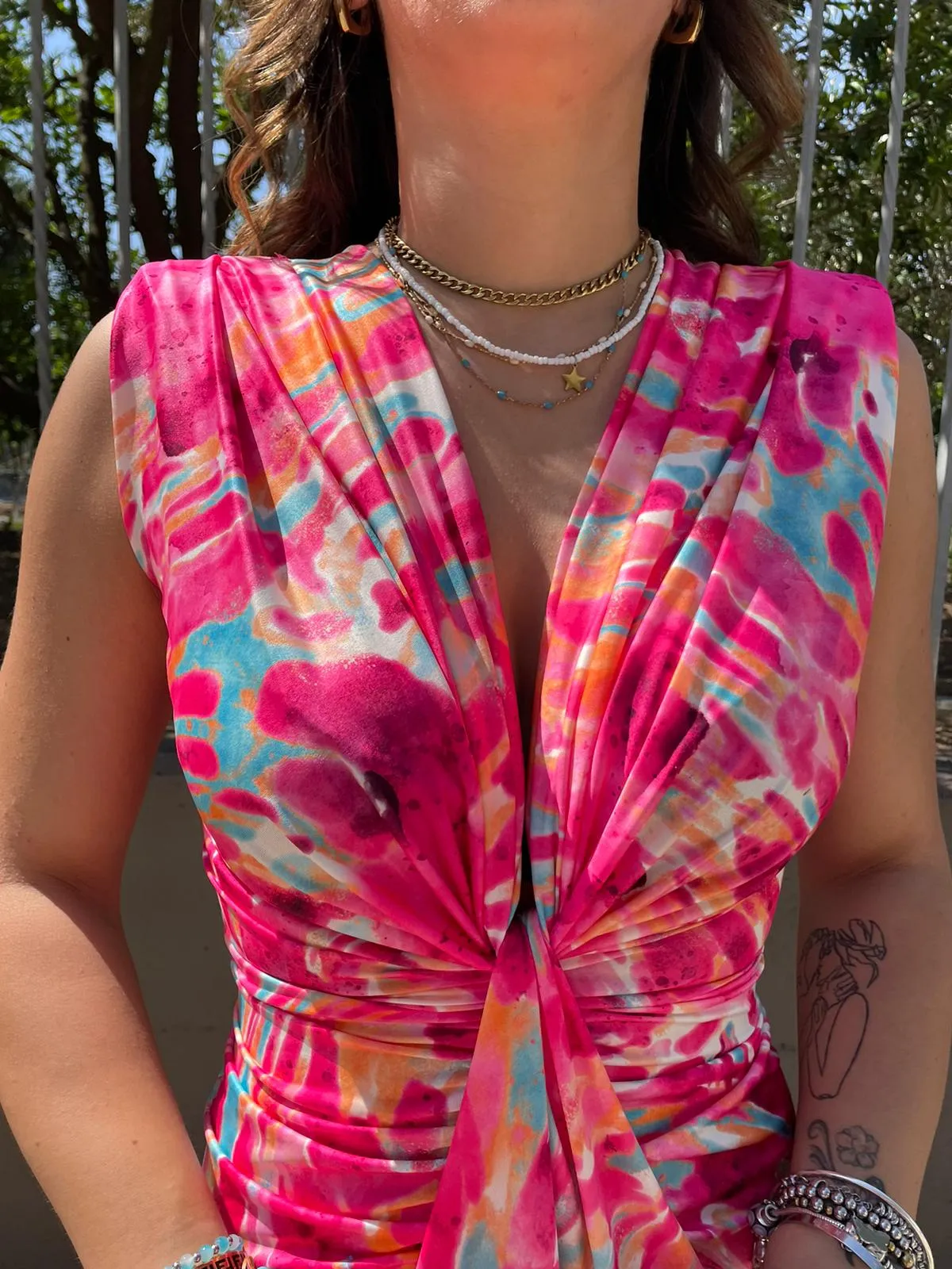Vestito midi fantasia sfumata con nodo avanti