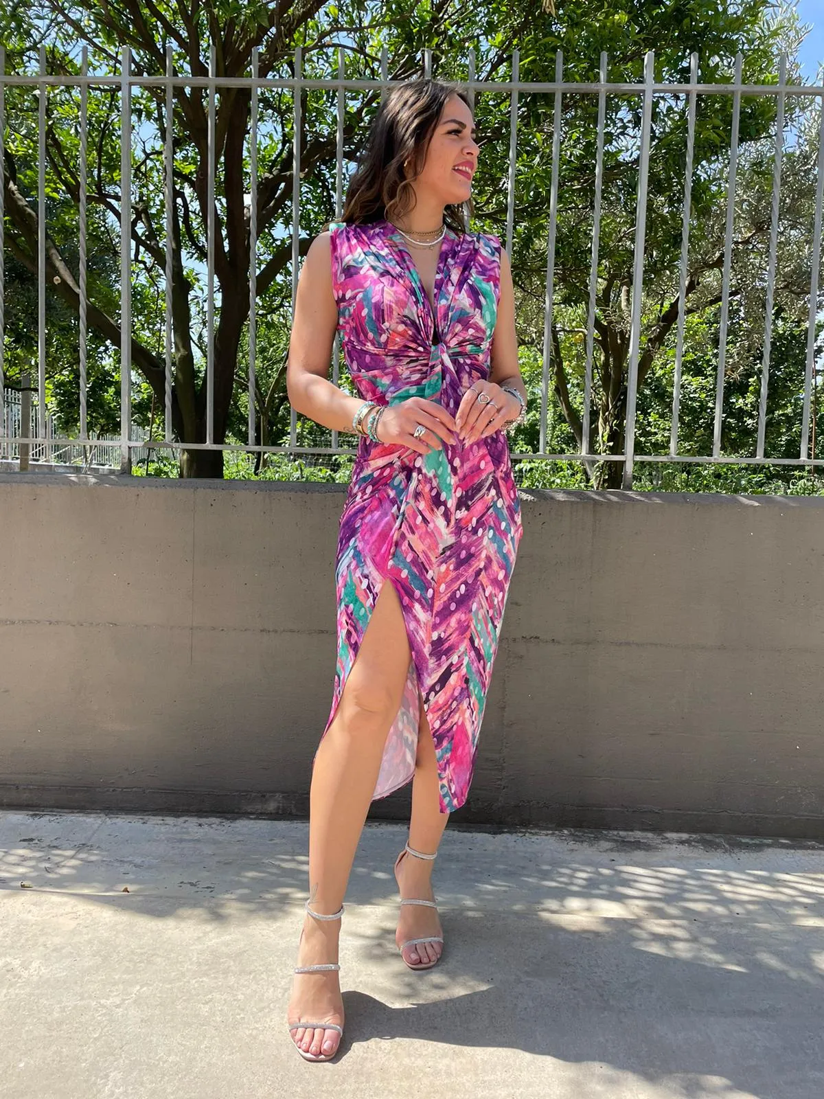 Vestito midi fantasia sfumata con nodo avanti