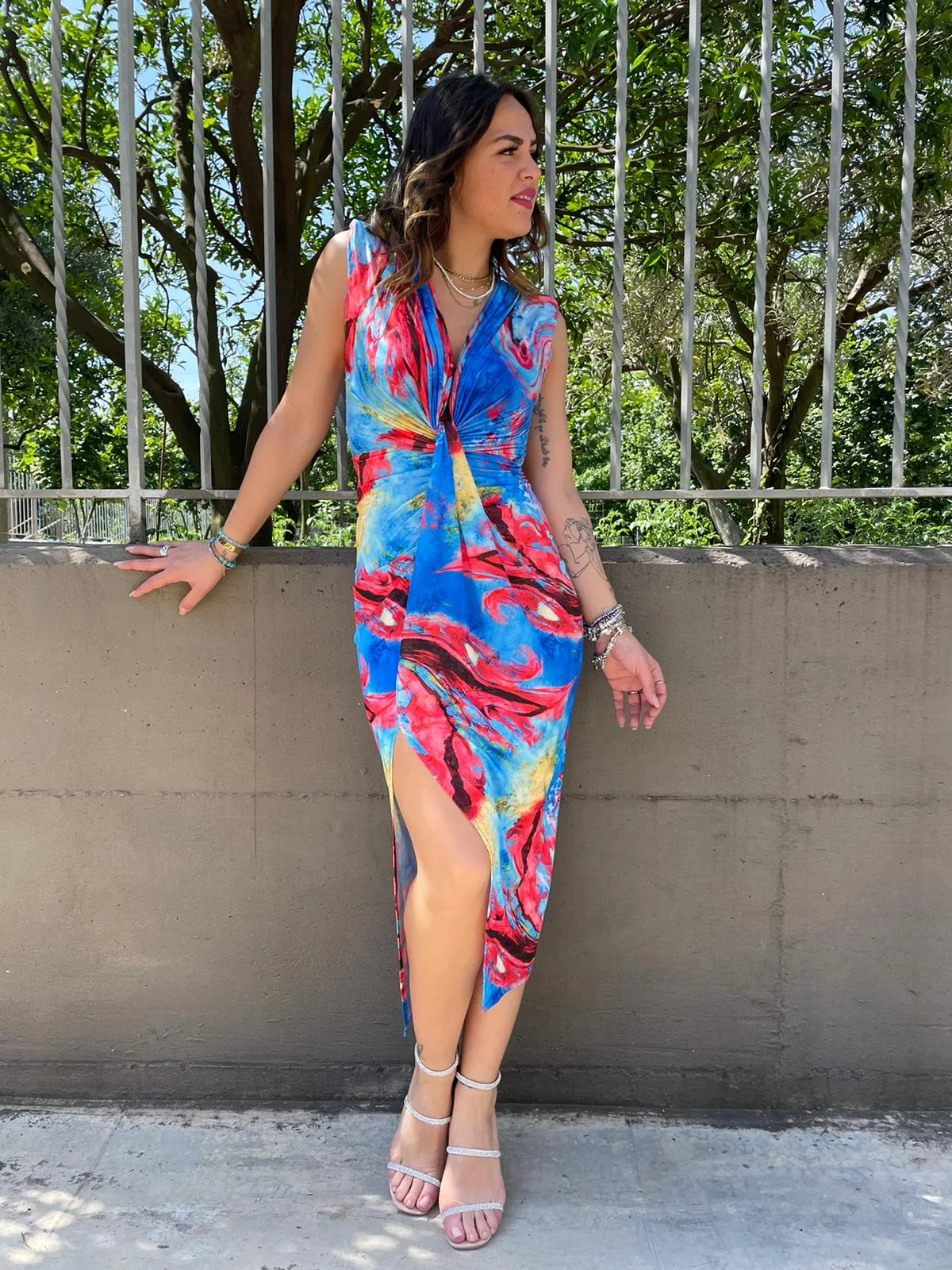 Vestito midi fantasia sfumata con nodo avanti