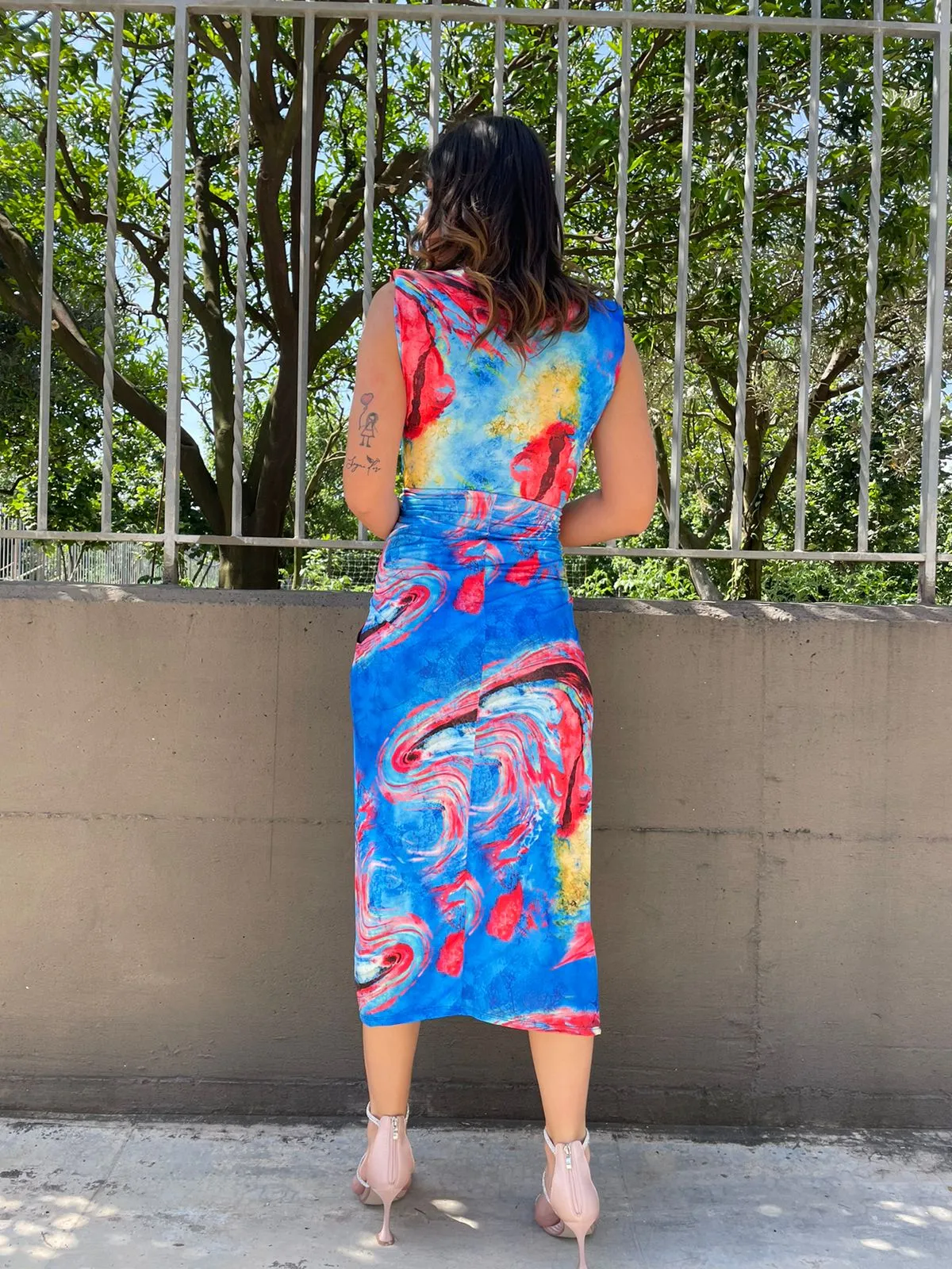 Vestito midi fantasia sfumata con nodo avanti