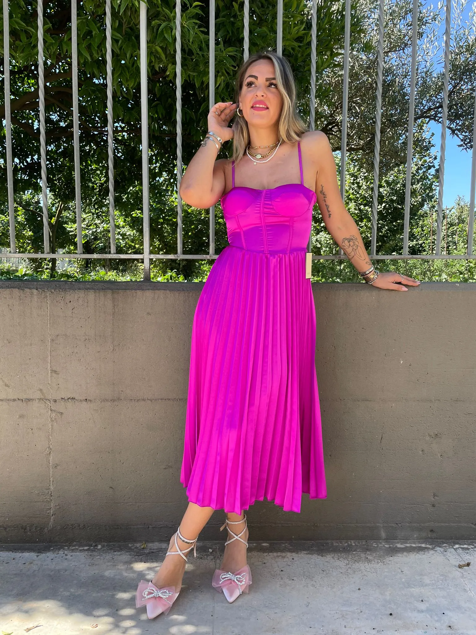 Vestito midi plissettato con scollo a cuore