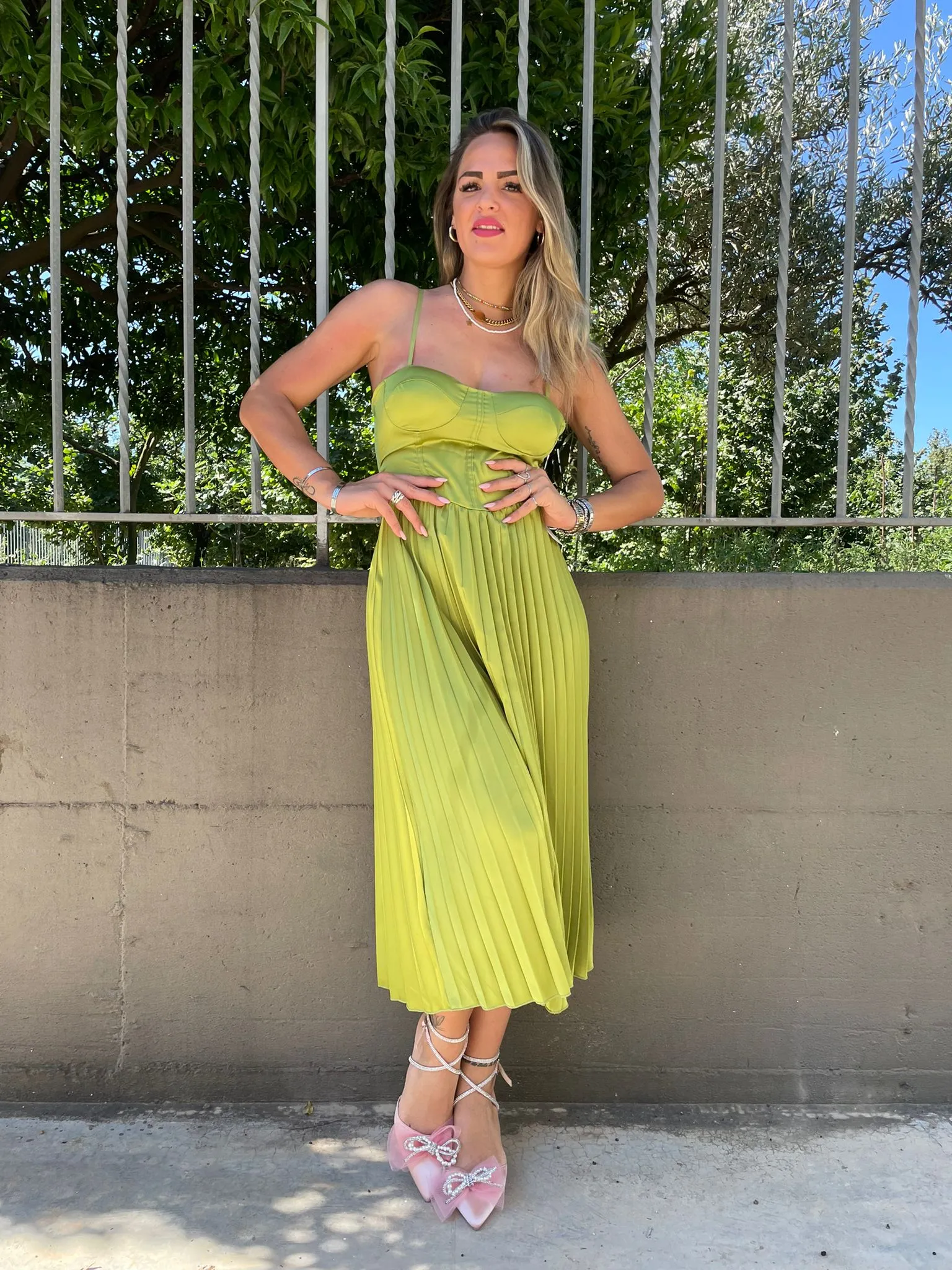 Vestito midi plissettato con scollo a cuore