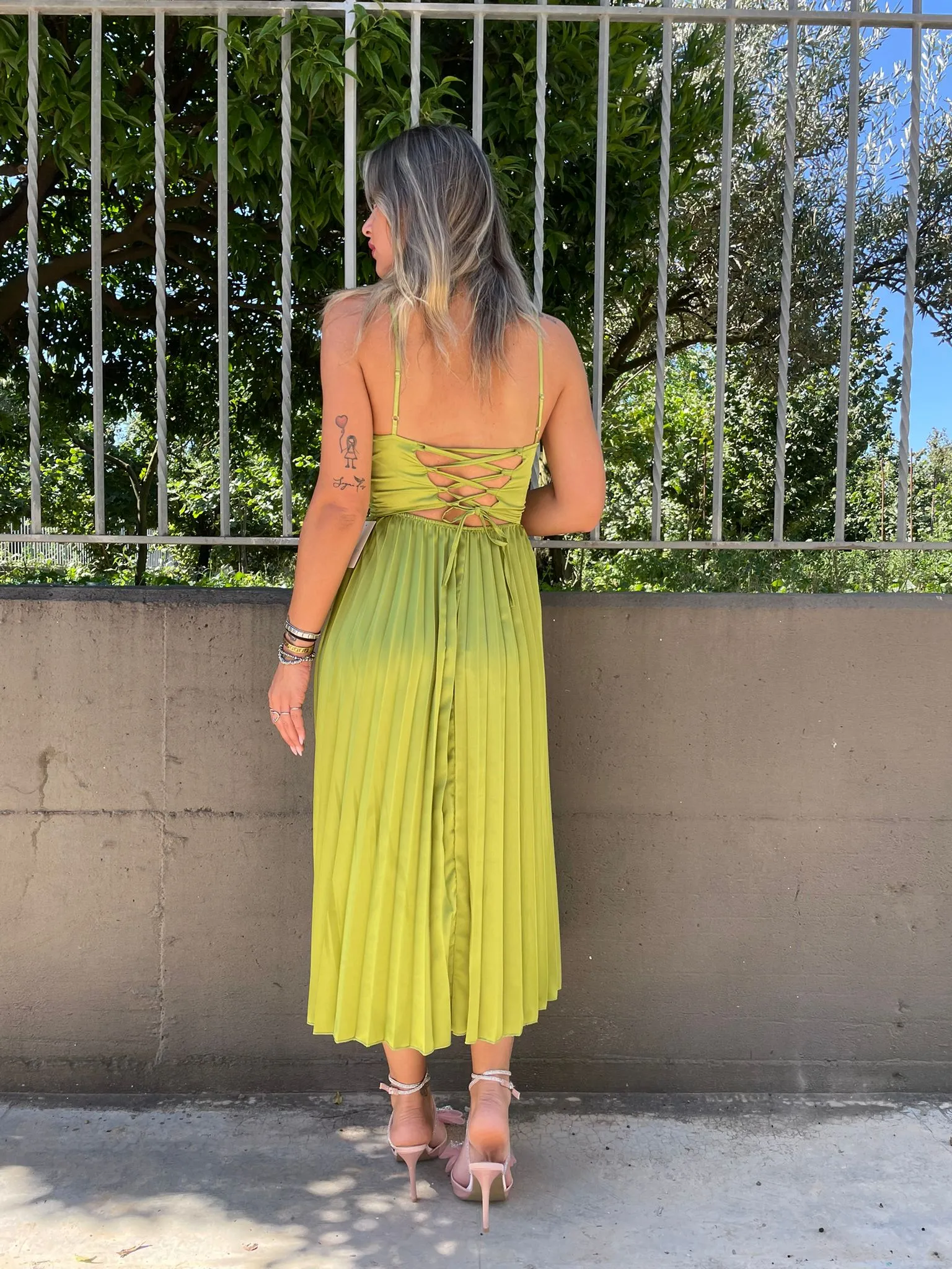 Vestito midi plissettato con scollo a cuore