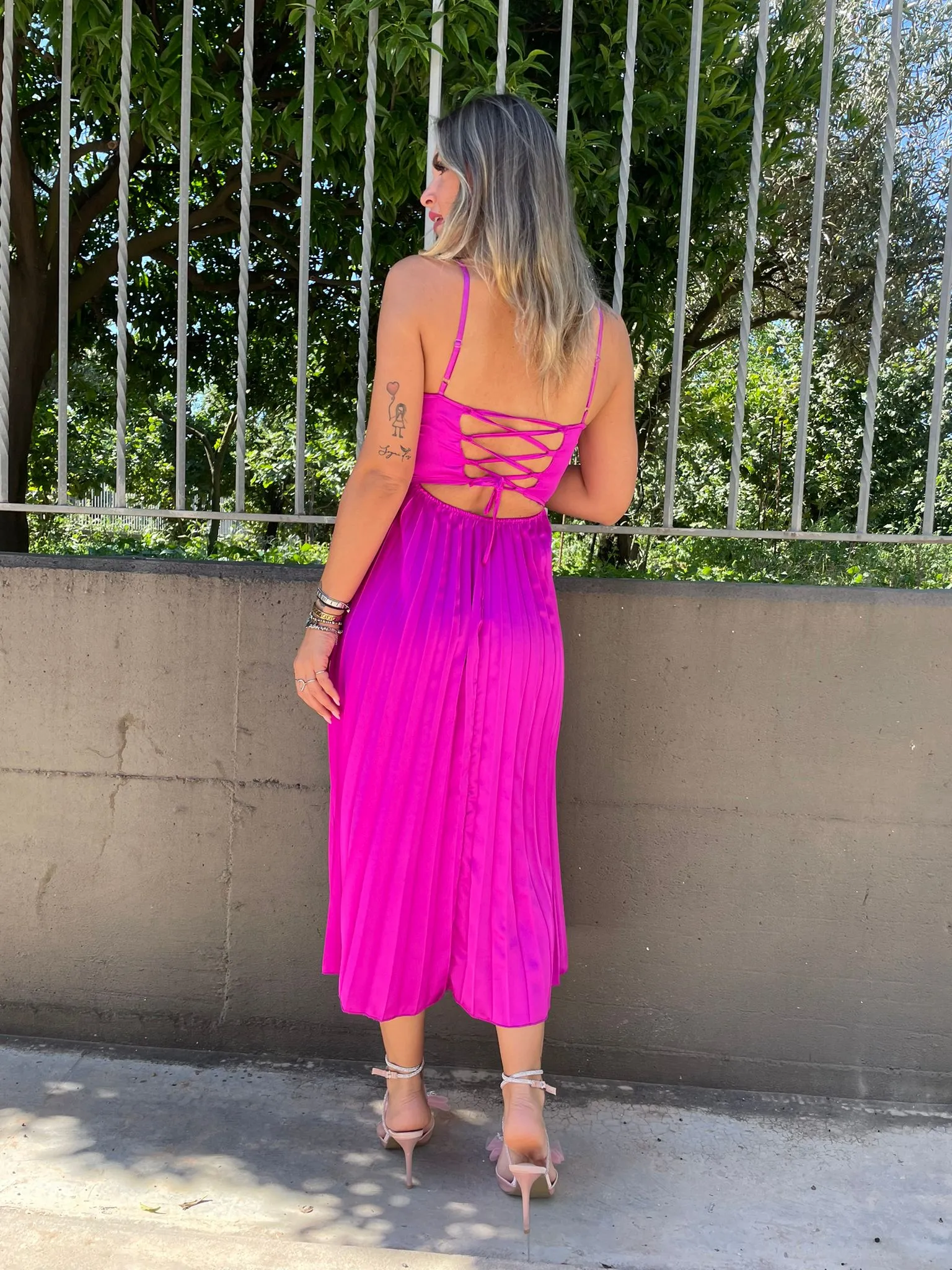 Vestito midi plissettato con scollo a cuore