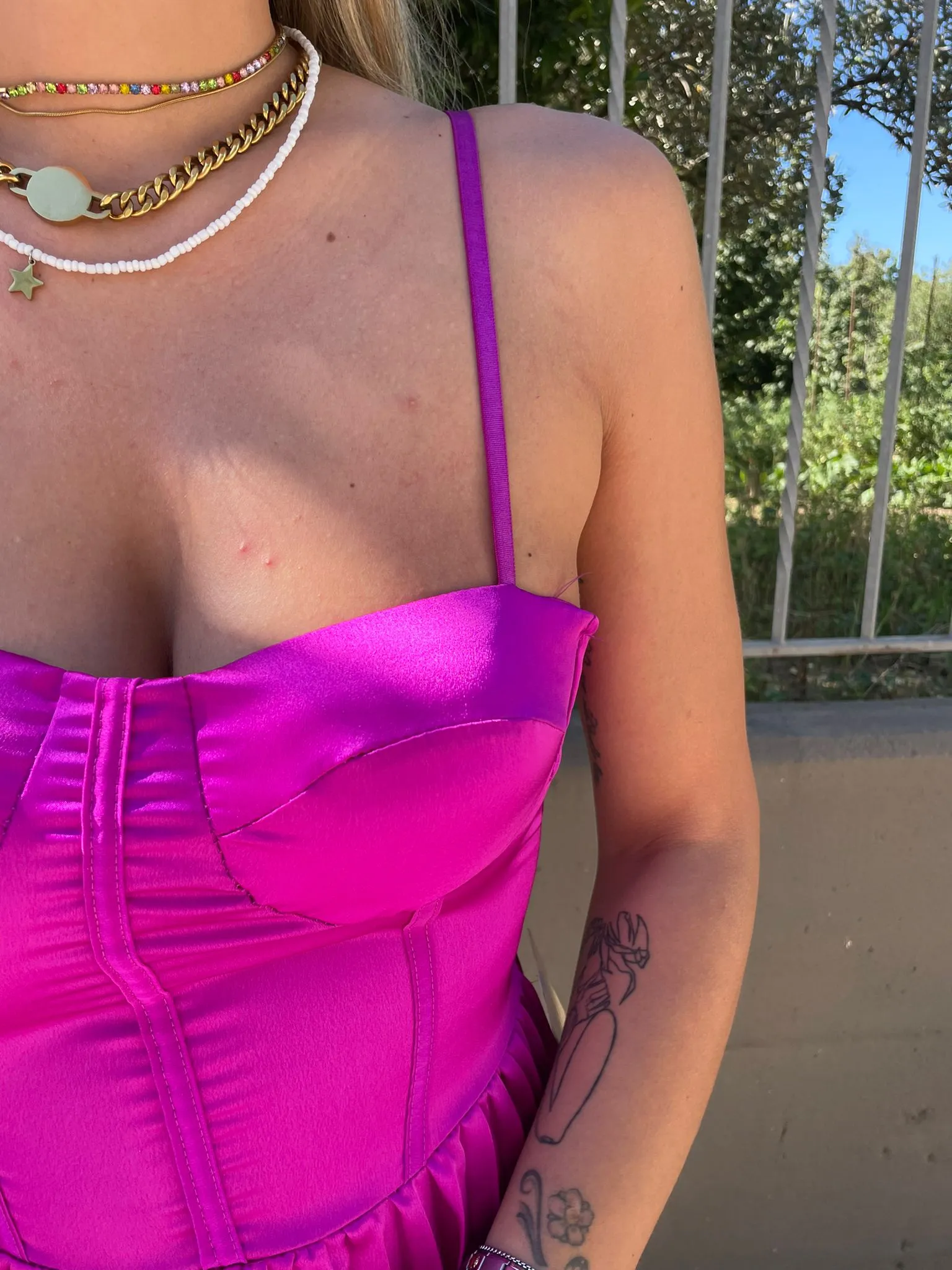 Vestito midi plissettato con scollo a cuore