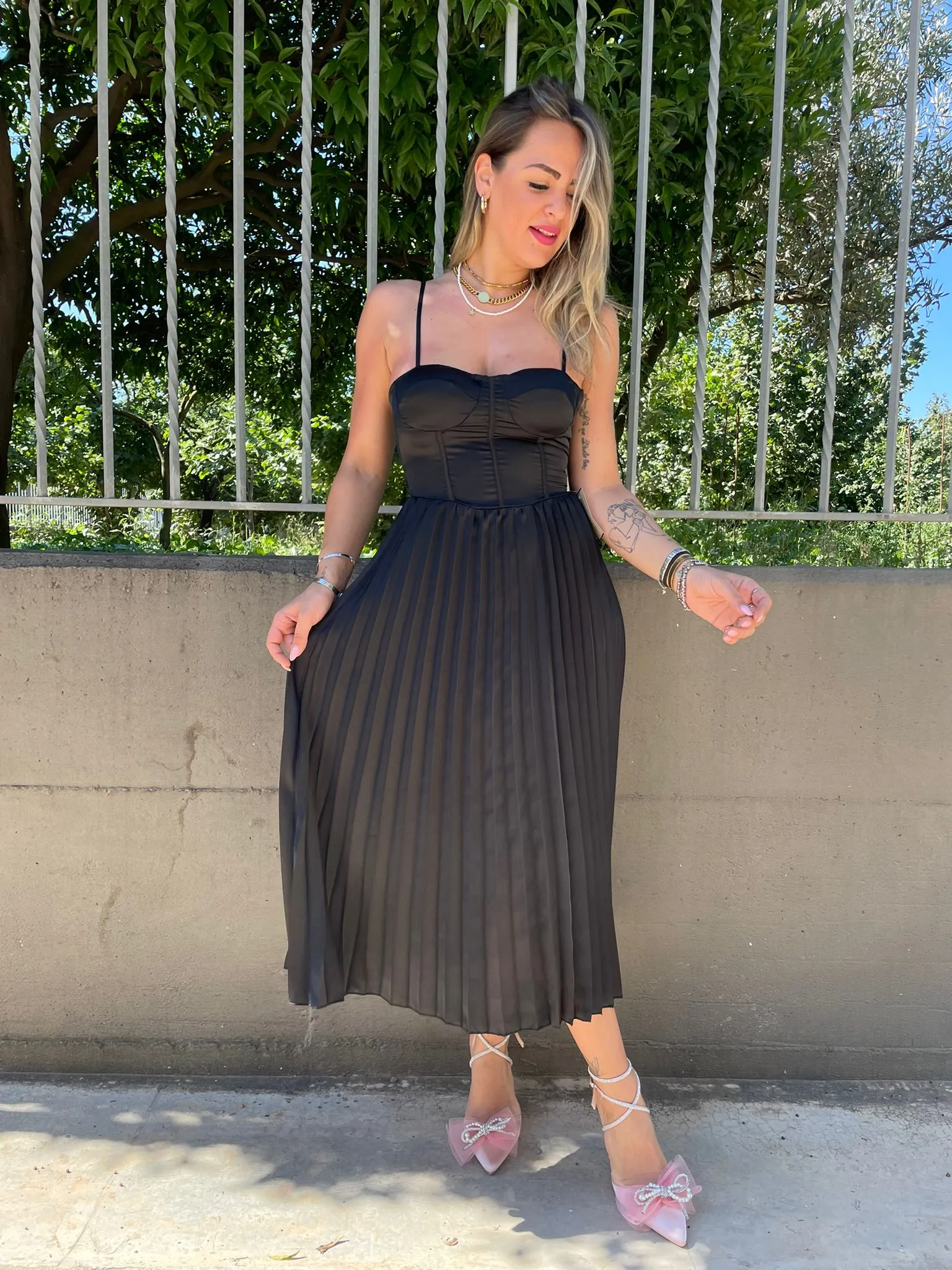 Vestito midi plissettato con scollo a cuore
